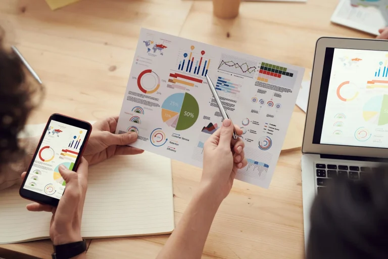 Nhóm chuyên môn phân tích biểu đồ trước khi đề xuất cải thiện CTR SEO