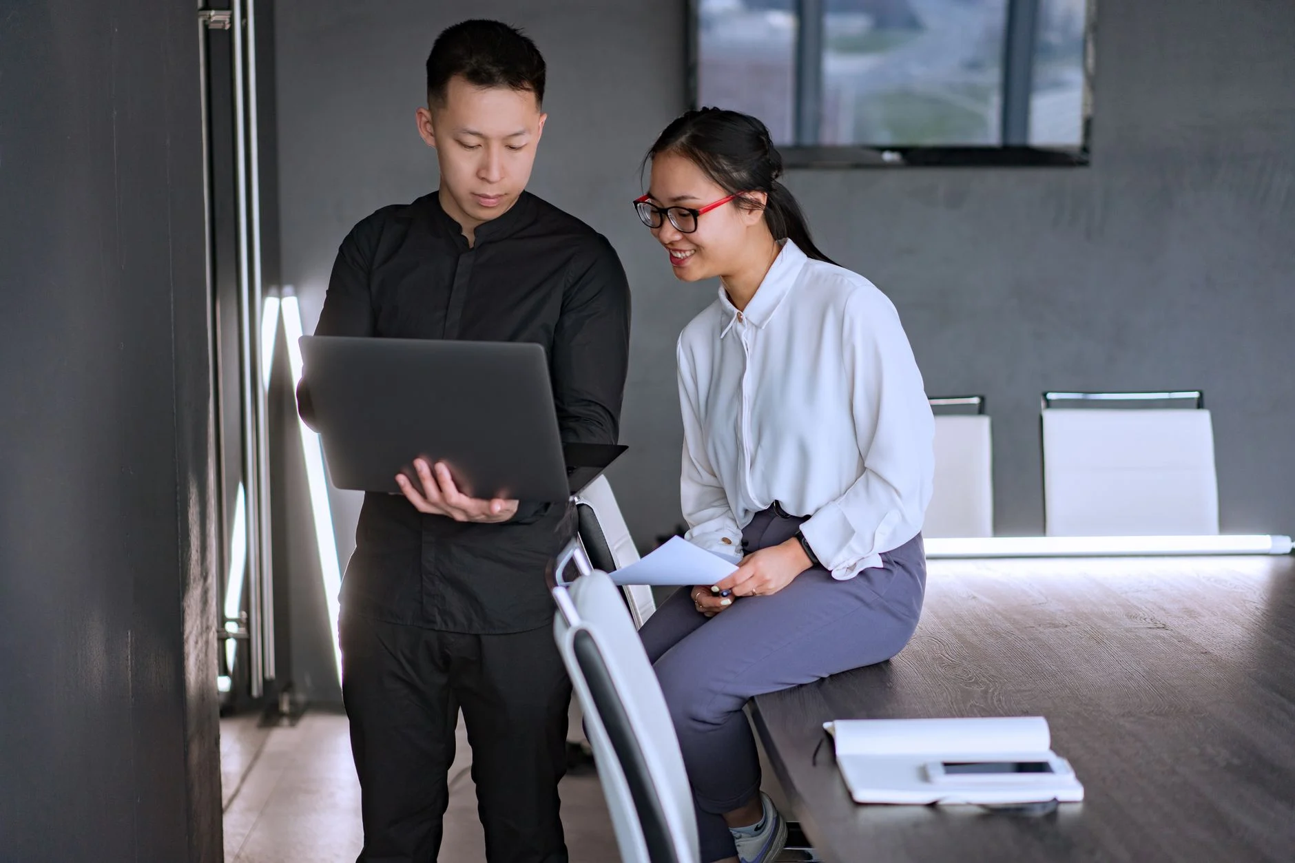Hai đồng nghiệp cùng kiểm tra nội dung trên máy tính